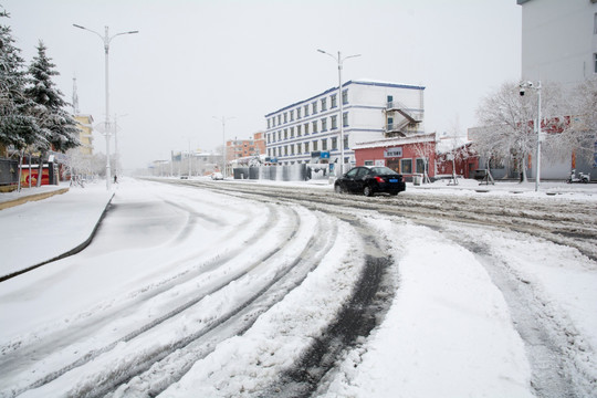 小镇积雪