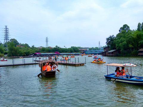 游船码头 公园游艇 湖水蓝天