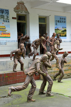 彭州白鹿镇小学师生地震逃生群雕