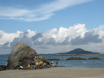 沙扒湾海滩巨石