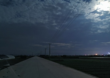 夜晚的田间道路