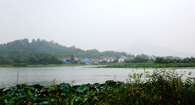 湖水 远山 建筑