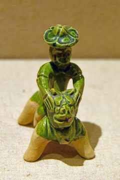 邛窑绿釉骑兽瓷俑