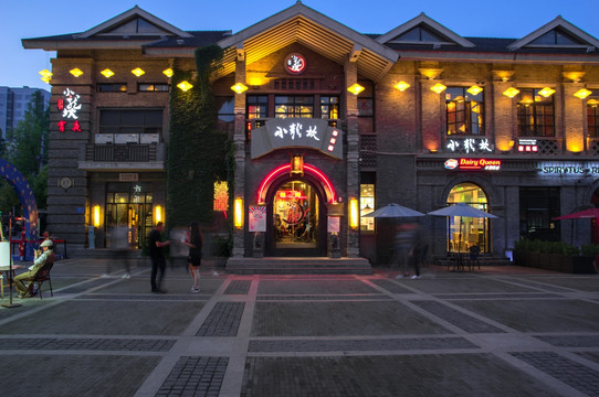 民国建筑城市酒吧街夜景