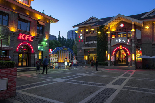 民国建筑城市酒吧街夜景