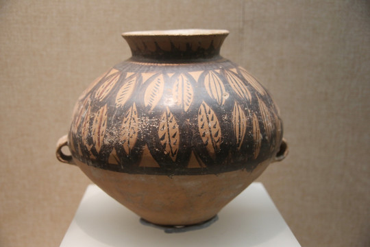 新石器时代双耳叶纹彩陶罐