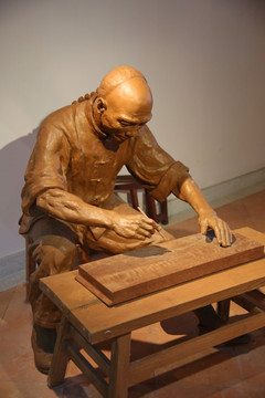 潮州木雕工匠雕像上草图