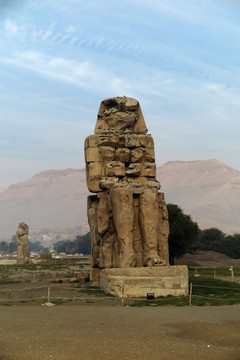 埃及孟农巨像