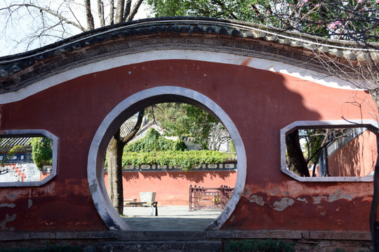 园林景观 大理古城 红墙圆门