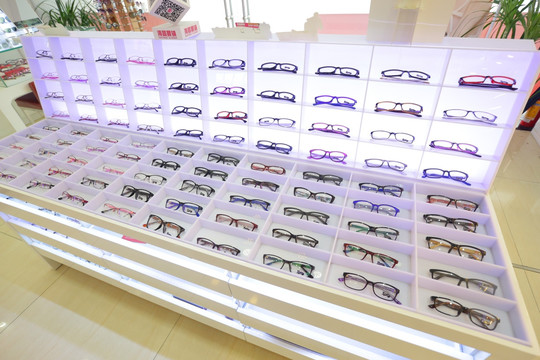 眼镜店 配眼镜 眼镜选购
