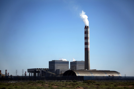 化工厂烟囱污染生态炼油厂
