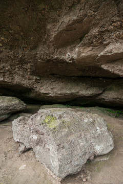 山洞岩石
