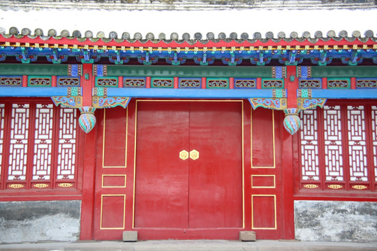 中式青瓦房大红色双开门