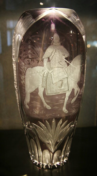 玻璃艺术品品雕皇帝骑骑马图花瓶