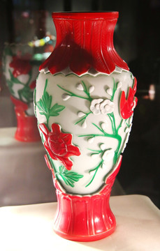 玻璃艺术术品红地梅花瓶