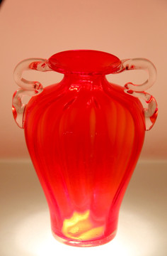 玻璃工艺品红色双耳瓶