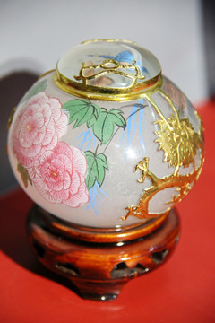 玻璃工艺品牡丹花龙纹罐