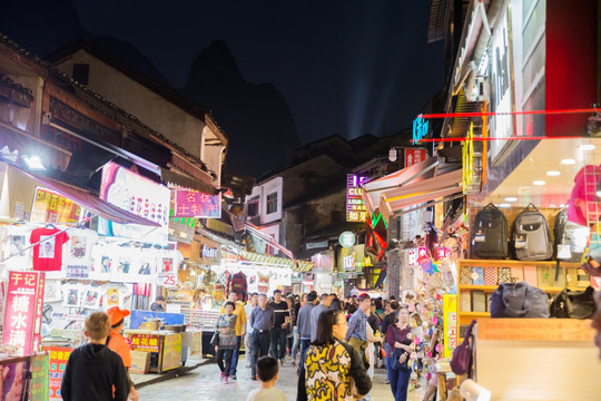 阳朔西街旅游步行街酒吧街夜景