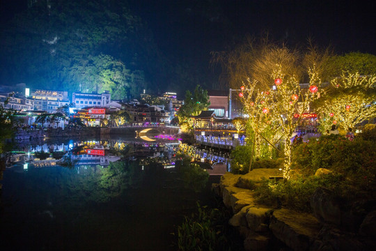 益田西街湖畔风光夜景