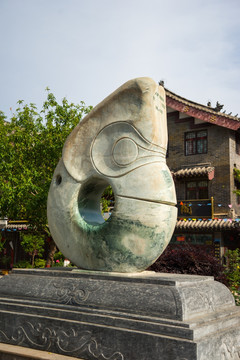 玉猪龙雕塑