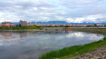 城市湖景