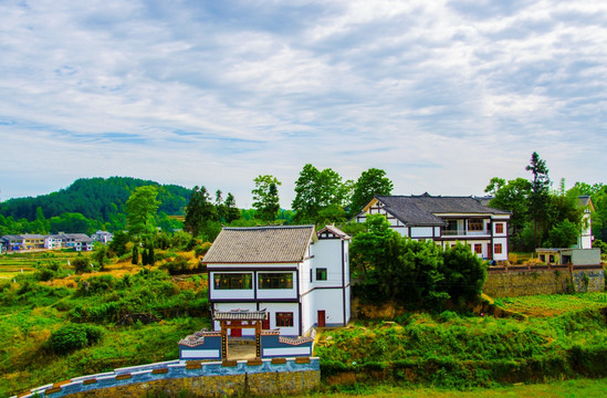 黔西民居村落勤劳奔小康