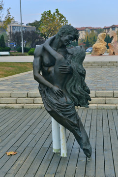 爱情铜雕塑