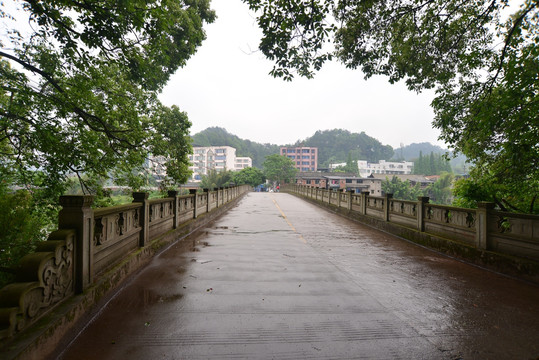 雨后的桥面