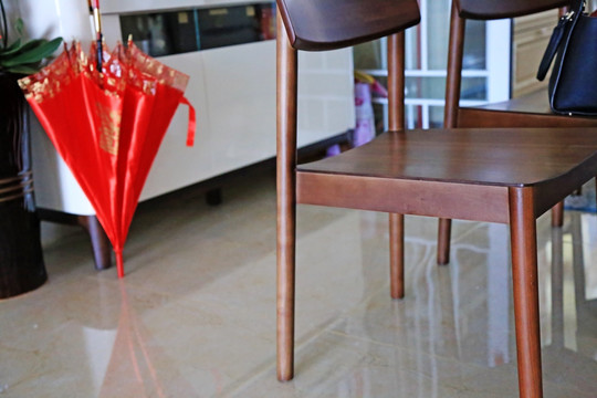 餐桌 红雨伞
