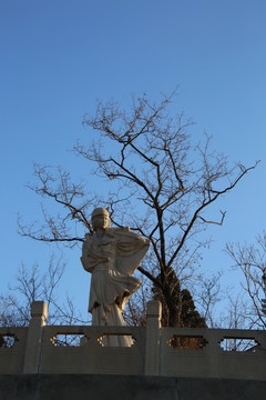 孟姜女少女石雕像