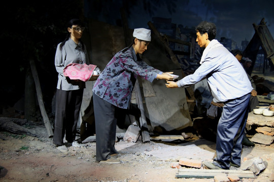 唐山地震群众自救互助蜡像