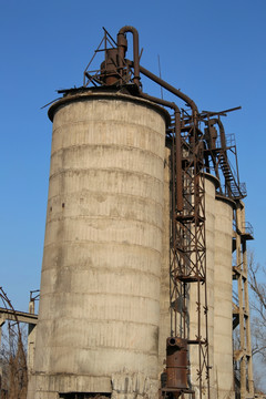 废弃的工厂圆塔