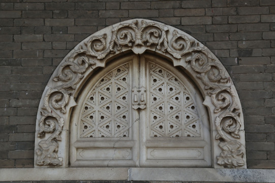 石雕拱形窗户