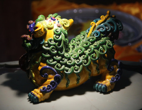 五彩黄釉瓷雕狮子