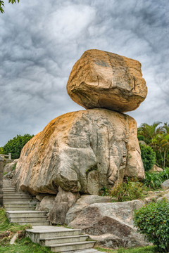 福建东山岛风动石