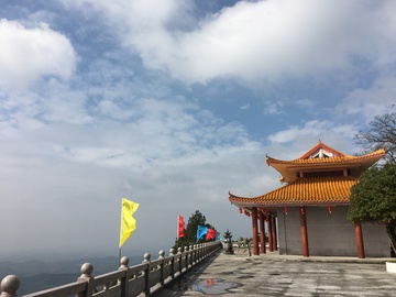 兴宁市 鸡鸣寺远眺山峦佛光普照 