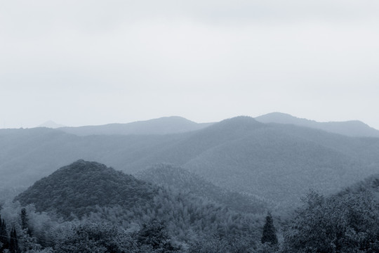 浓雾群山