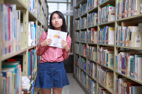 拿着书本嘟起嘴的女学生