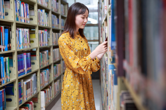 在大学图书馆里看书的女学生