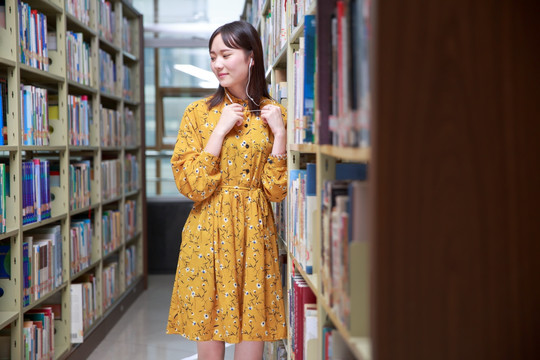 戴着耳机侧目的女大学生