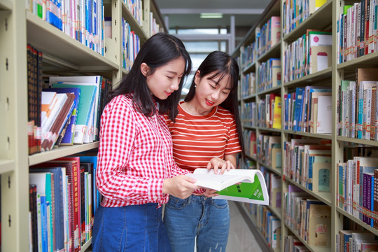 微笑着在图书馆里看书的女学生们