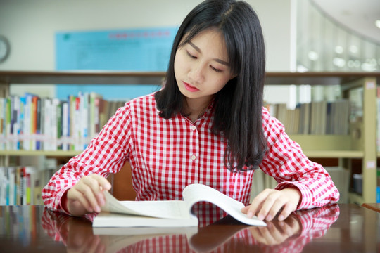 在图书馆认真看书的女学生