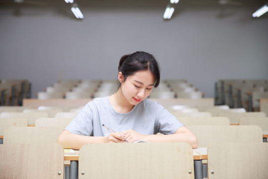 坐在教室里认真做作业的女学生