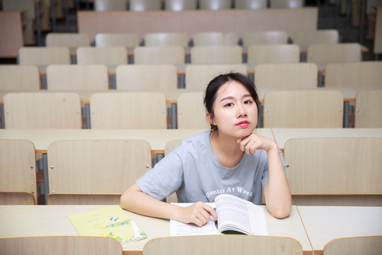 女学生坐在教室里看着前方