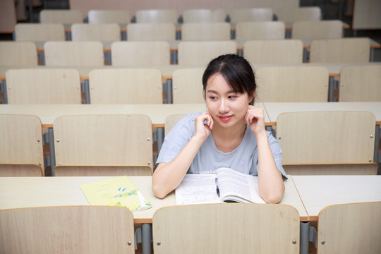 坐在教室里的女学生