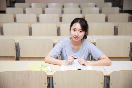 微笑著看著前方的女大學生