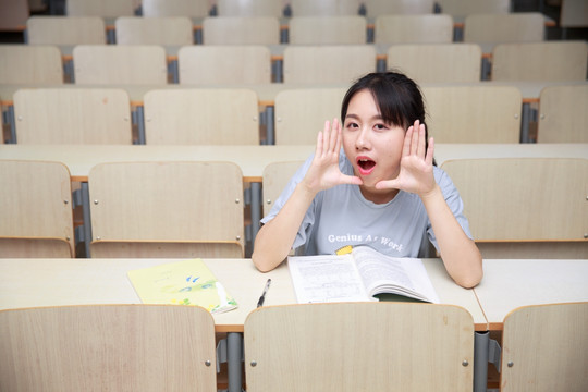 在大学教室里大喊的女学生