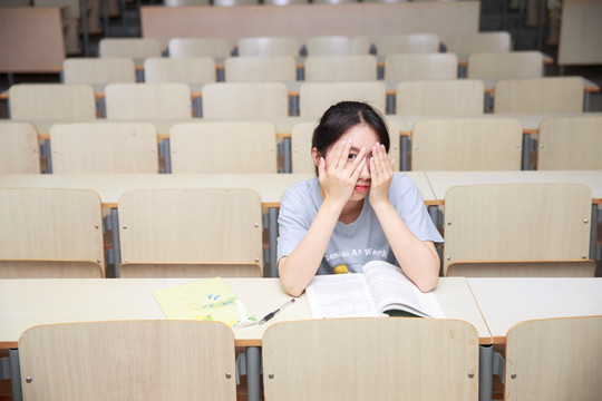 坐在大学教室里的女大学生