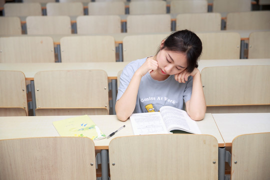 低着头闭着眼睛的女大学生