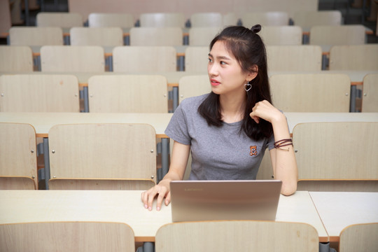 坐在大学教室里右边的女大学生